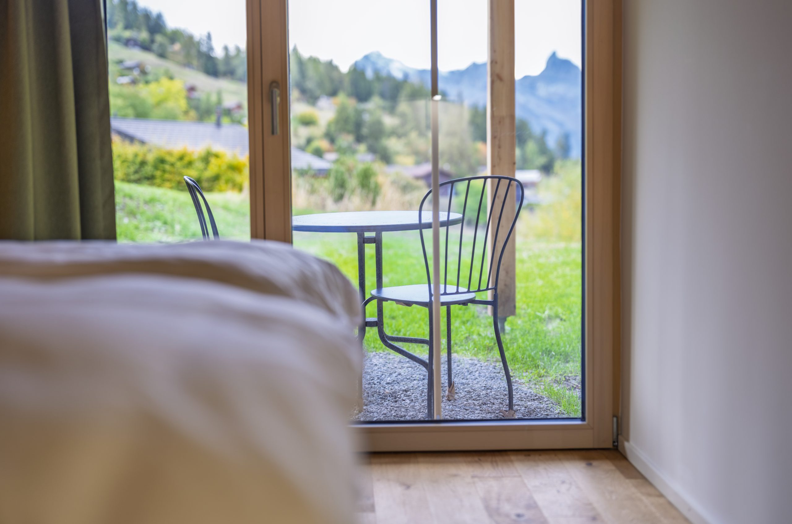 La Tzoumaz Lodge terrasses des chambres dans le jardin