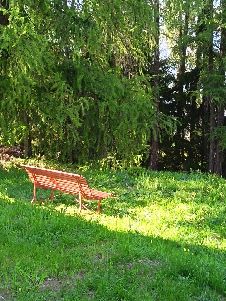 banc Louisiane Fermob dans le jardin de La Tzoumaz Lodge