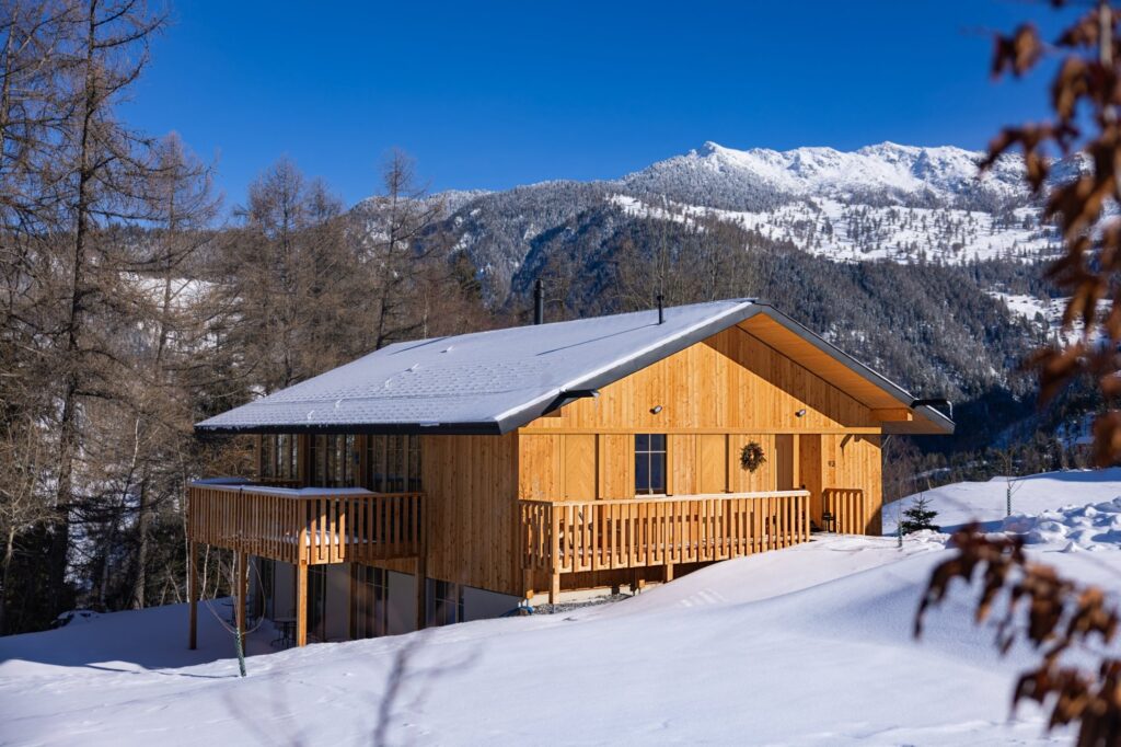 Chalet La Tzoumaz Lodge en hiver, façade en bois et terrasse au soleil, à La Tzoumaz, 4 Vallées, Valais, Suisse
